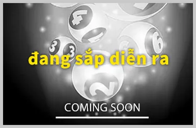 Vận động viên quần vợt đang thực hiện cú giao bóng mạnh mẽ